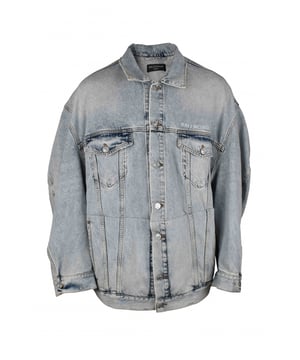 Cazadora vaquera azul de Balenciaga.Efecto desteñido.Logotipo azul bordado en el pecho.Bolsillos laterales con botón en el pecho.Cierre delantero de botones.Bolsillos laterales.100% algodón.Made in Italy.