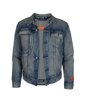 Colaboración Levi's x Heron Preston.Chaqueta vaquera de manga larga con desteñido a la antigua.Cuello roto.Puños abotonados.Cierre con botones delanteros.Bolsillo con solapa en el pecho.Logotipo de Heron Preston cosido en la manga izquierda.Parche de cuero beige con el logotipo en el canesú trasero.Bolsillos de ojal en la cintura.Costuras de contraste en amarillo y naranja.Color: índigo vintage.100% algodón.
