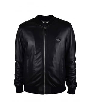 Cazadora bomber de Philipp Plein en suave piel negra.Detalles en metal plateado.Logotipo «PP» hexagonal en metal negro en el pecho.Cremallera central.Cuello alto con ribetes de canalé. Dos bolsillos laterales con botón de presión.Ribetes de canalé.Made in Italy.