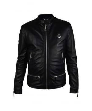 Philipp Plein bikerjack van zwart generfd leer.Zilverkleurige metalen details.Rits- en knoopsluiting bij de kraag.Zeshoekige PP-logopatch op de borst.Twee zijzakken met ritssluiting.Twee horizontale voorzakken met ritssluiting.Ritssluiting op de mouwen.Gemaakt in Italië.