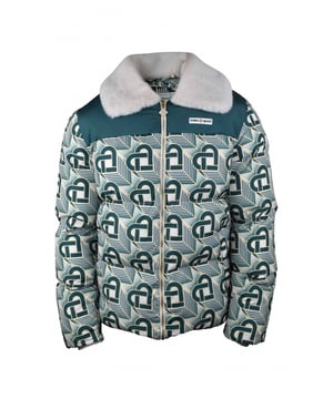 Chaqueta acolchada de poliéster Casablanca verde y blanco.Monograma en forma de corazón estampado por toda la prenda.Cuello de piel sintética blanca.Etiqueta con logotipo en el pecho.Bolsillos laterales.Cremallera principal.