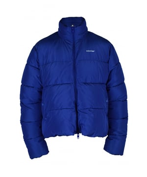 Balenciaga elektrische blauwe gewatteerde jas van polyester.Capuchon verborgen in de kraag.Wit logo op de borst.Hoge kraag.Ritssluiting.Twee zijzakken met drukknopen.Lange mouwen.