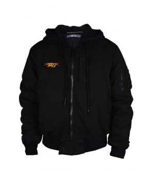 Schwarze Bomberjacke von Off-White mit Kapuze.Gelber Logo-Patch mit Blitzen.Weißer Emblem-Pfeil auf der Rückseite.Verschluss mit Reißverschluss.