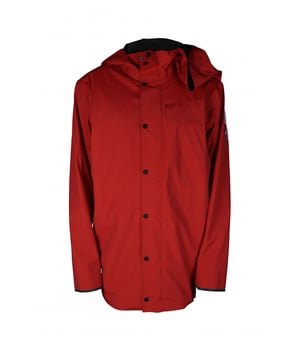Rote Jacke im Stil von K-Way Y/Project Canada Goose.Stehkragen mit Kapuze.Reißverschluss mit Druckknöpfen.Lange Ärmel.Reflektierende Streifen auf der Rückseite.Aufgenähte Logo-Patches auf dem linken Ärmel.Klettverschlussstreifen zum Verengen an den Ärmeln.Zwei Seitentaschen mit Reißverschluss.Tasche mit Klettverschluss auf der linken Brust.