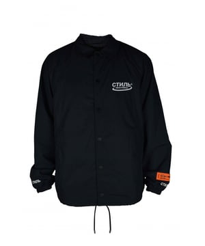 Chaqueta Heron Preston.De color negro.Logotipo impreso en la parte delantera.Cuello con capucha integrada.Parche con logotipo cosido en la manga.Cierre a presión en la parte delantera.Bolsillos laterales.Logotipo en ambos puños cosido en blanco.Parche naranja  HERON PRESTON  en la manga izquierda.Cordón en la cintura.Made in Italy.