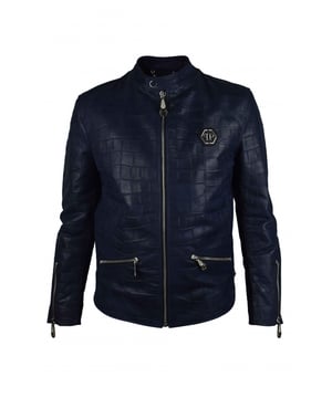 Chaqueta biker Philipp Plein de piel azul marino con estampado de cocodrilo.Detalles metálicos plateados.Cierre de cremallera y botón en el cuello.Logotipo PP hexagonal en el pecho.Dos bolsillos laterales con cremallera.Cierre de cremallera en las mangas.Made in Italy.