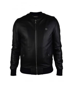Cazadora bomber de Philipp Plein en suave piel negra.Detalles metálicos plateados.Pequeño logo hexagonal «PP» en el pecho.Cremallera central.Cuello alto con ribetes de canalé. Logotipo «Plein Made in Italy» en relieve en la espalda.Logotipo de calavera en metal plateado en la nuca.Dos bolsillos laterales con automáticos.Dos botones decorativos en la parte delantera.Ribetes de canalé.Made in Italy.