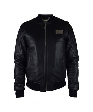 Chaqueta bomber Philipp Plein de piel negra con cierre de cremallera.Dorso acolchado con escritura de plata Philipp Plein.Elásticos negro en cintura y puños.Bolsillos laterales.Placa con logo en la parte delantera.Made in Italy.