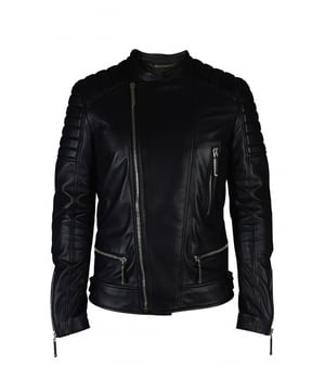 Chaqueta biker de Philipp Plein en piel negra con cierre de cremallera.Paneles de piel acolchada en hombros, codos y zona lumbar.Bolsillos delanteros con cierre de cremallera.Cierre de manga con cremallera.Logotipo de PP en la espalda.100% cuero.Made in Italy.