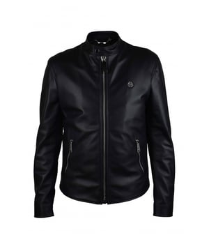 Chaqueta biker Philipp Plein en suave piel negra.Detalles metálicos plateados.Cierre con cremallera y botón en el cuello.Pequeño parche hexagonal con logotipo PP en el pecho.Dos bolsillos laterales con cremallera.Cierre de cremallera en las mangas.Made in Italy.