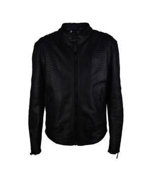 Chaqueta biker Philipp Plein en piel de pitón negra.Detalles metálicos en negro mate.Cierre con cremallera y botón en el cuello.Placa con logotipo negro en el pecho.Dos bolsillos laterales con cremallera.Dos bolsillos delanteros horizontales con cremallera.Cierre de cremallera en las mangas.Made in Italy.