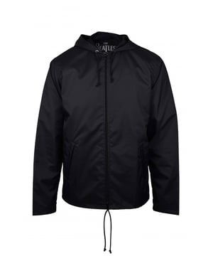 Zwart waterdicht Comme des Garçons nylon jack.Capuchon met trekkoord.Zwarte  The Beatles  print op de achterkant.Ritssluiting.Elastische randen.Trekkoorden aan de onderkant.Zijzakken.