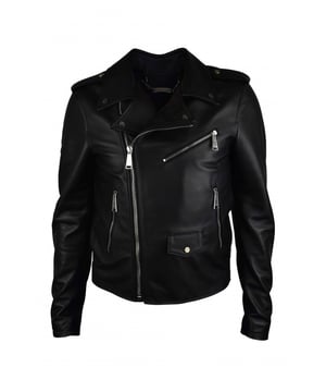 Chaqueta Philipp Plein Perfecto en suave piel negra.Diseño multibolsillos.Detalles metálicos plateados.Cierre central de cremallera.Cuello con solapa y 4 botones hexagonales plateados.Parche hexagonal con logotipo PP en la espalda.Dos bolsillos laterales con cremallera.Cierre de cremallera en las mangas.Tira de botones en los hombros.Made in Italy.