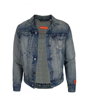 Colaboración Levi's x Heron Preston.Chaqueta vaquera lavada.Mangas largas.Cuello roto.Puños abotonados.Cierre con botones delanteros.Bolsillos con solapa en el pecho.Logotipo de Heron Preston cosido en la manga izquierda.Inscripción  Concrete jungle  en la manga izquierda en rosa y morado.Parche de cuero beige con el logotipo en la espalda.Bolsillos en la cintura.100% algodón.