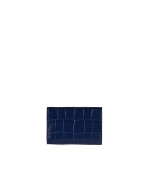 Minicartera Balenciaga en piel azul marino efecto cocodrilo.Estilo sobre. Logotipo  Balenciaga  en blanco en la parte delantera.Extremos redondeados.Bolsillo para billetes.2 ranuras para tarjetas.Monedero integrado con cierre a presión.100% piel.Made in Italy.