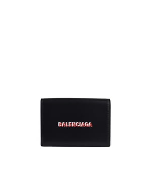 Minicartera Balenciaga de cuero negro liso.Logotipo  Balenciaga  blanco y rojo en la parte delantera.Bolsillo para billetes.3 ranuras para tarjetas.Monedero integrado con cierre a presión.Dimensiones: 6,9 x 9,4 x 3,8 cm.Made in Italy.