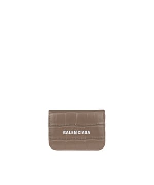 Minicartera Balenciaga de piel de cocodrilo beige.Logotipo  Balenciaga  blanco en la parte delantera.Extremos redondeados.Bolsillo para billetes.3 ranuras para tarjetas.Monedero integrado con cierre a presión.Dimensiones: 7 x 9,5 x 3,8 cm.100% piel.Made in Italy.