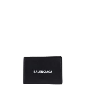 Minicartera Balenciaga de piel granulada negra.Logotipo  Balenciaga  en blanco en la parte delantera.Extremos redondeados.Bolsillo para billetes.3 ranuras para tarjetas.Monedero integrado con cierre a presión.Dimensiones: 6,9 x 9,4 x 3,8 cm.Made in Italy.