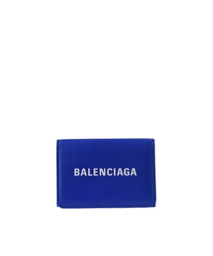 Balenciaga Mini-Brieftasche aus blauem, genarbtem Leder.Weißer  Balenciaga -Logoschriftzug auf der Vorderseite.Abgerundete Enden.Fach für Geldscheine.3 Kartenfächer.Integriertes Portemonnaie mit Druckknopfverschluss.Abmessungen: 6,9 x 9,4 x 3,8 cm.Made in Italy.