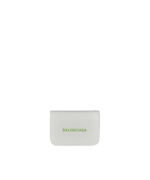 Minicartera Balenciaga de piel granulada blanca.Logotipo  Balenciaga  verde en la parte delantera.Extremos redondeados.Bolsillo para billetes.3 ranuras para tarjetas.Monedero integrado con cierre a presión.Dimensiones: 9 x 8 x 2.3 cm.100% piel.Made in Italy.