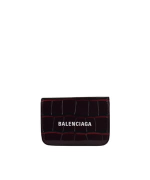 Cash Balenciaga Mini-Brieftasche aus bordeauxrotem Leder in Kroko-Optik.Weißer  Balenciaga -Logoschriftzug auf der Vorderseite.Abgerundete Enden.Fach für Geldscheine.Integriertes Portemonnaie mit Druckknopfverschluss.Made in Italy.