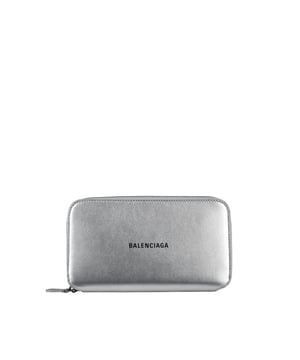 Balenciaga-Brieftasche aus silberfarbenem Kalbsleder.Schwarze  Balenciaga -Logoschrift auf der Vorderseite.Reißverschlussfach für Geldscheine auf der Innenseite.Aussparungen für Karten.Made in Italy.