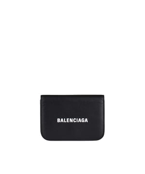 Balenciaga mini-portemonnee van zwart leer.Wit 'Balenciaga'-logo op de voorkant.Afgeronde uiteinden.Bak voor briefgeld.3 kaartsleuven.Geïntegreerd portemonneetje met druksluiting.Afmetingen: B6,9xH9,4xL3,8 cm.Gemaakt in Italië.
