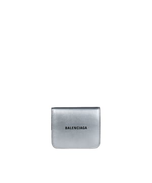 Minicartera Balenciaga de piel plateada.Logotipo  Balenciaga  en negro en la parte delantera.Extremos redondeados.Bolsillo para billetes.3 ranuras para tarjetas.Monedero integrado con cierre a presión.Dimensiones: 9 x 8 x 2.3 cm.100% piel.Made in Italy.