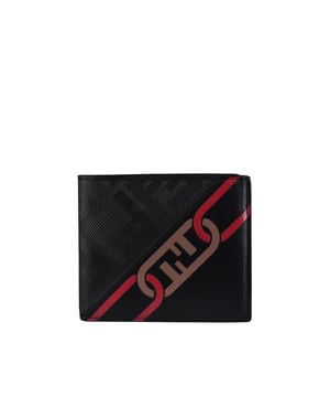 Fendi-Brieftasche aus schwarzem Leder.Geprägtes FF-Muster in Schwarz.Druck mit roter Fendi-Kette. Braune und schwarze Kartenfächer.Made in Italy.