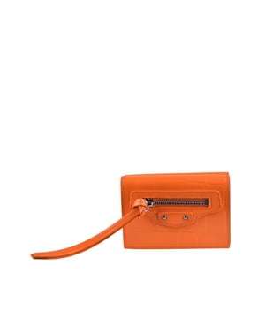 Mini Neo Classic Brieftasche von Balenciaga aus orangefarbenem Leder in Kroko-Optik.Geprägtes Logo auf der Vorderseite.Reißverschlusstasche mit silbernen Beschlägen.Verschluss mit Druckknopf.Fach für Geldscheine.Integriertes Portemonnaie mit Druckknopfverschluss.Made in Italy.