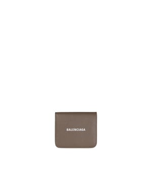 Minicartera Balenciaga de piel granulada beige.Logotipo  Balenciaga  blanco en la parte delantera.Extremos redondeados.Bolsillo para billetes.3 ranuras para tarjetas.Monedero integrado con cierre a presión.Dimensiones: 9 x 8 x 2.3 cm.100% piel.Made in Italy.