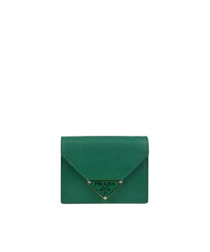 Prada-kaarthouder met schouderband van groen saffianoleer.Iconisch driehoekig logo van geëmailleerd metaal. Knoopsluiting.Twee kaartsleuven.Verstelbare, afneembare leren schouderband.100% leer.Gemaakt in Italië.