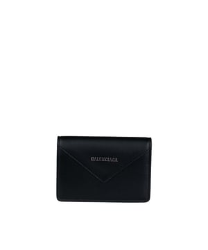 Balenciaga mini-portemonnee van zwart generfd leer.Envelopstijl. 'Balenciaga'-logo op de voorkant.Afgeronde uiteinden.Bak voor bankbiljetten.2 kaartsleuven.Geïntegreerde portemonnee met drukknoopsluiting.100% leer.Gemaakt in Italië.