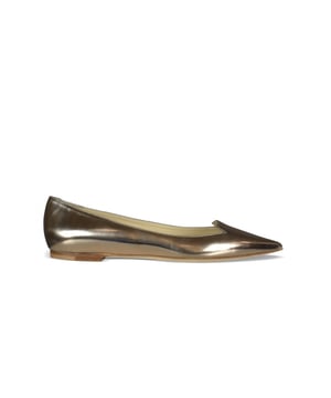 Ballerina ATTILA von Jimmy Choo aus goldfarbenem, verspiegeltem Leder.Klassisches Design mit spitzer Zehe.Gepolsterte Innensohle.Flacher Absatz.Made in Italy.