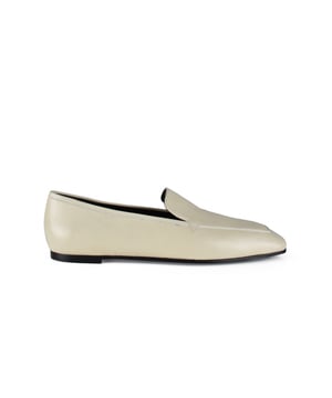 Zapatillas Anest Collective de piel de cabrito en color crema.Forma sencilla.Punta afilada.100% cuero.Made in Italy.