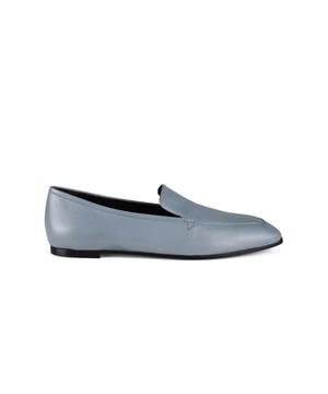 Zapatillas Anest Collective de piel de cabrito en color azul.Forma sencilla.Punta afilada.100% cuero.Made in Italy.