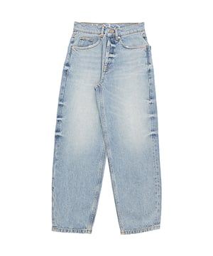 Elevate your denim collection with the RAEY Women's Organic Crop Carrot Leg Jean, made from 100% organic cotton for a sustainable and stylish fit. The cropped, carrot-leg design offers a flattering, relaxed silhouette that tapers toward the ankle for a modern, effortless look. The organic cotton fabric ensures softness and comfort, while the classic wash adds versatility to pair with a range of tops. Perfect for both casual days and elevated outings, these jeans combine eco-conscious materials with timeless style.