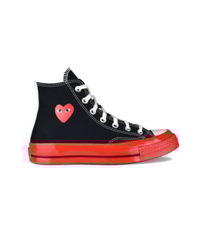 Comme Des Garçons Play x Converse hoge sneakers.Zwart canvas.Handtekening rood hartlogo aan de buitenkant.Contrasterende rode lakrubberen zool.Witte rubberen ronde neus.Vetersluiting.Contrasterende naden.