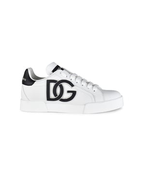 Dolce&Gabbana Portofino Low Sneakers aus weißem Leder.Schwarzer, geprägter Logo-Print an der Seite.Schwarze Lederkappe mit Logo.Schwarzer Logo-Patch auf der Zunge.Flache weiße Schnürsenkel.Weiße Außensohle aus Gummi.Made in Italy.