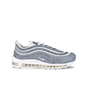 Nike Air Max 97 grijze en witte leren sneakers Comme Des Garçons Play x Nike.Collectie  Nomad  herfst/winter 22.Wit geborduurd kenmerkend swoosh-logo aan de buitenkant.Witte vetersluiting aan de voorkant.Dikke transparante rubberen zool.Jurkontwerp.Ronde neus.