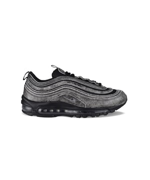 Nike Air Max 97 sneakers in zwart en grijs leer Comme Des Garçons Play x Nike.Collectie  Nomad  herfst/winter 22.Grijs geborduurd kenmerkend swoosh-logo aan de buitenkant.Zwarte vetersluiting aan de voorkant.Dikke transparante rubberen zool.Jukontwerp.Ronde neus.