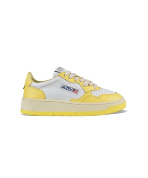 Sneakers bajas Autry de piel blanca y amarilla.Parche con logotipo en el exterior. Talonera de piel amarilla con logotipo en relieve.Lengüeta con parche del logotipo.Suela de goma con efecto amarillento. Cierre con cordones.Puntera redonda perforada.100% piel.
