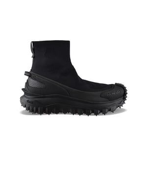 Moncler Trailgrip hoge sneakers in zwart.Mesh-bovenwerk.Logo in reliëf aan de buitenkant.Getextureerde rubberen neus.Hieltreklipje.Moncler-logo aan de buitenkant en hiel.Zwarte Vibram MEGAGRIP rubberen buitenzool.Zooldikte: 4,5 cm.