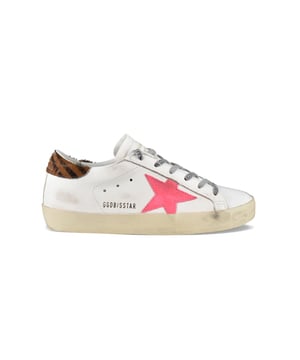 Golden Goose Deluxe Brand Superstar sneakers.Wit leer.Roze suède sterpatch aan de zijkant. Bruin en zwarte veulenteller.Grijze platte veters.Logodetails aan de buitenkant. Rubberen zool.Gemaakt in Italië.