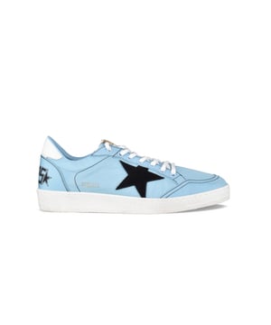 Sneakers de lona azul cielo Golden Goose  Ball Star .Contrafuerte de cuero blanco.Estrella de ante negro.Logotipo negro en el talón.Cordones blancos.Parche con logotipo blanco y dorado en la lengüeta.Letras  GGDB  y  BALLSTAR  doradas en el lateral exterior. Suela plana de caucho.Efecto desgastado.Made in Italy.