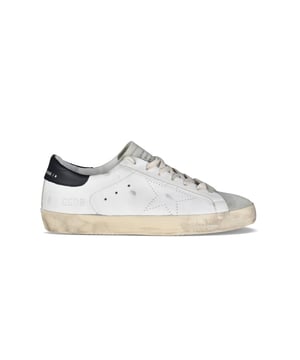 Sneakers Golden Goose Deluxe Brand Superstar en piel blanca.Estrella perforada en el lateral.Mostrador de cuero negro.Suela de goma.Logotipo en la lengüeta de ante.Puntera de ante.Cordones blancos.Made in Italy.
