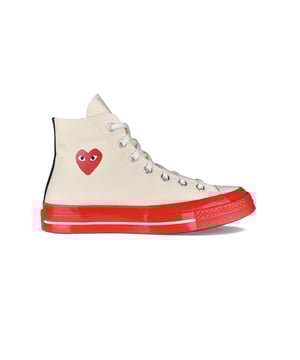 Comme Des Garçons Play x Converse hoge sneakers.Lichtbeige canvas.Handtekening rood hartlogo aan de buitenkant.Contrasterende rode lakrubberen zool.Ronde witte rubberen neus.Vetersluiting.Contrasterende naden.