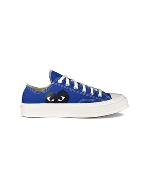 Comme Des Garçons Play x Converse lage sneakers.Marineblauw canvas.Witte rubberen ronde neus.Handtekening zwart hartlogo aan de buitenkant.Vetersluiting.Contrasterende stiksels. Witte rubberen zool.