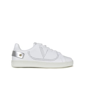 Valentino Backnet Sneakers aus weißem Leder.Dekorative abnehmbare silberne Zunge auf der Rückseite.Dekoratives perforiertes Logo.Schnürverschluss.Made in Italy.