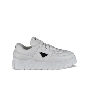 Prada sneakers van wit leer.Gewatteerd leerontwerp.Driehoekig metalen logo aan de buitenkant.Vetersluiting.Prada-handtekening op de tong en aan de voorkant. Dikke rubberen zool.Gemaakt in Italië.